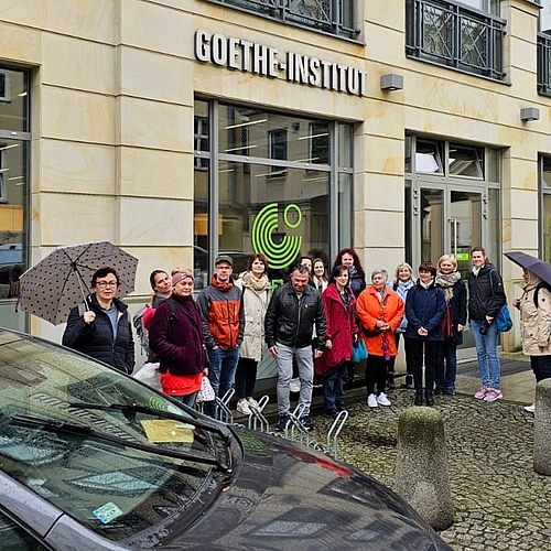 Mehrere Personen haben sich vor dem Eingang des Goethe-Instituts versammelt